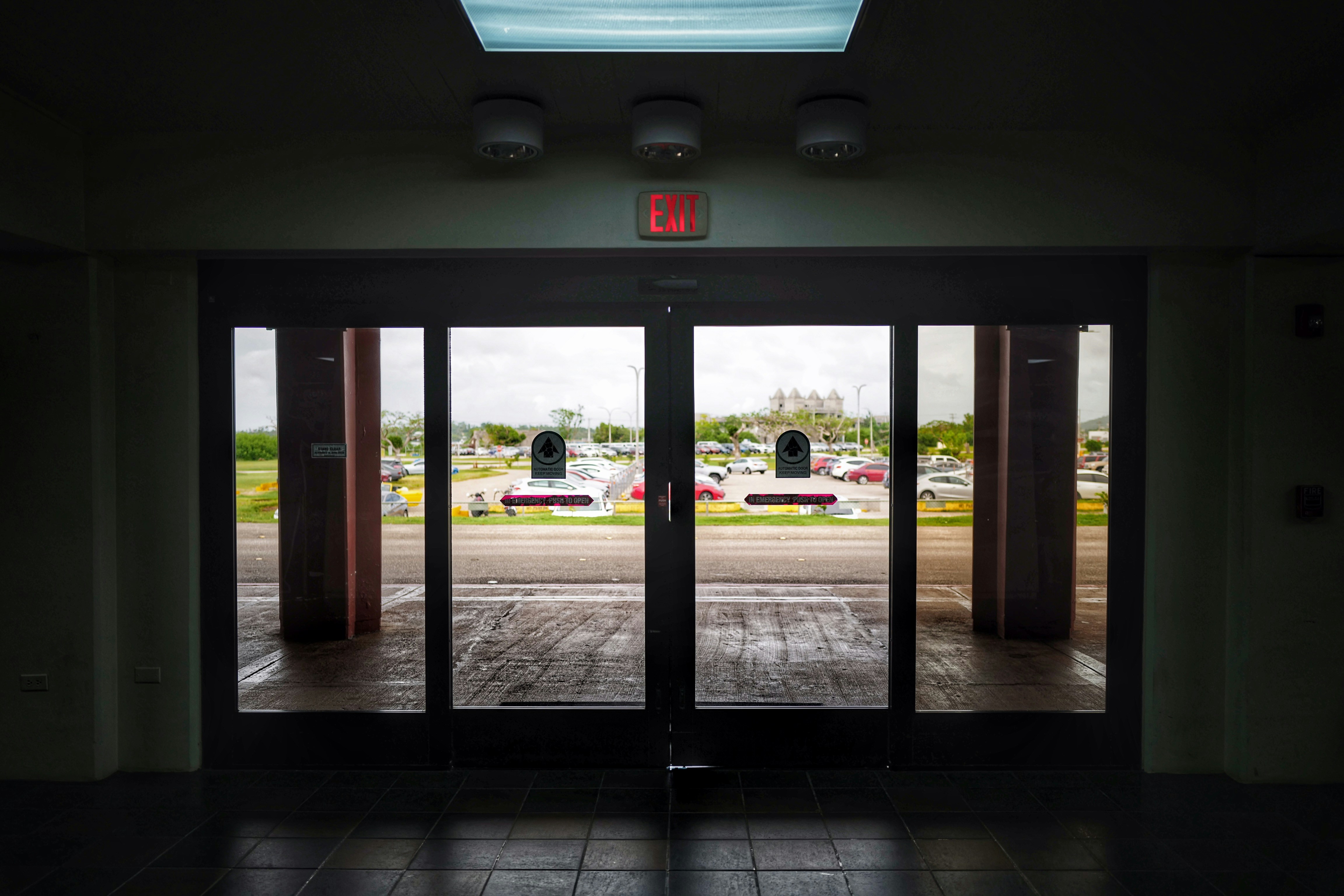 Schiebetür aus braunem Holzglas