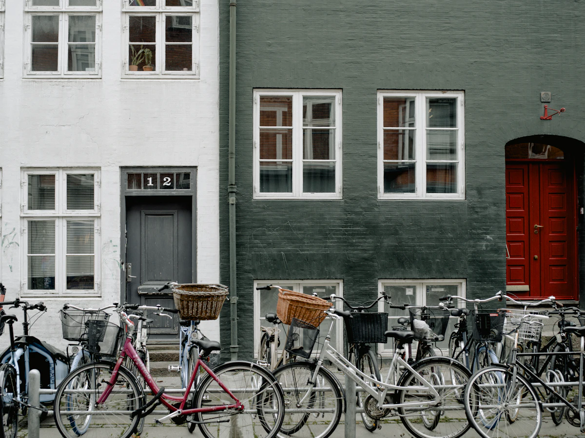 Rij geparkeerde fietsen in een straat in Kopenhagen