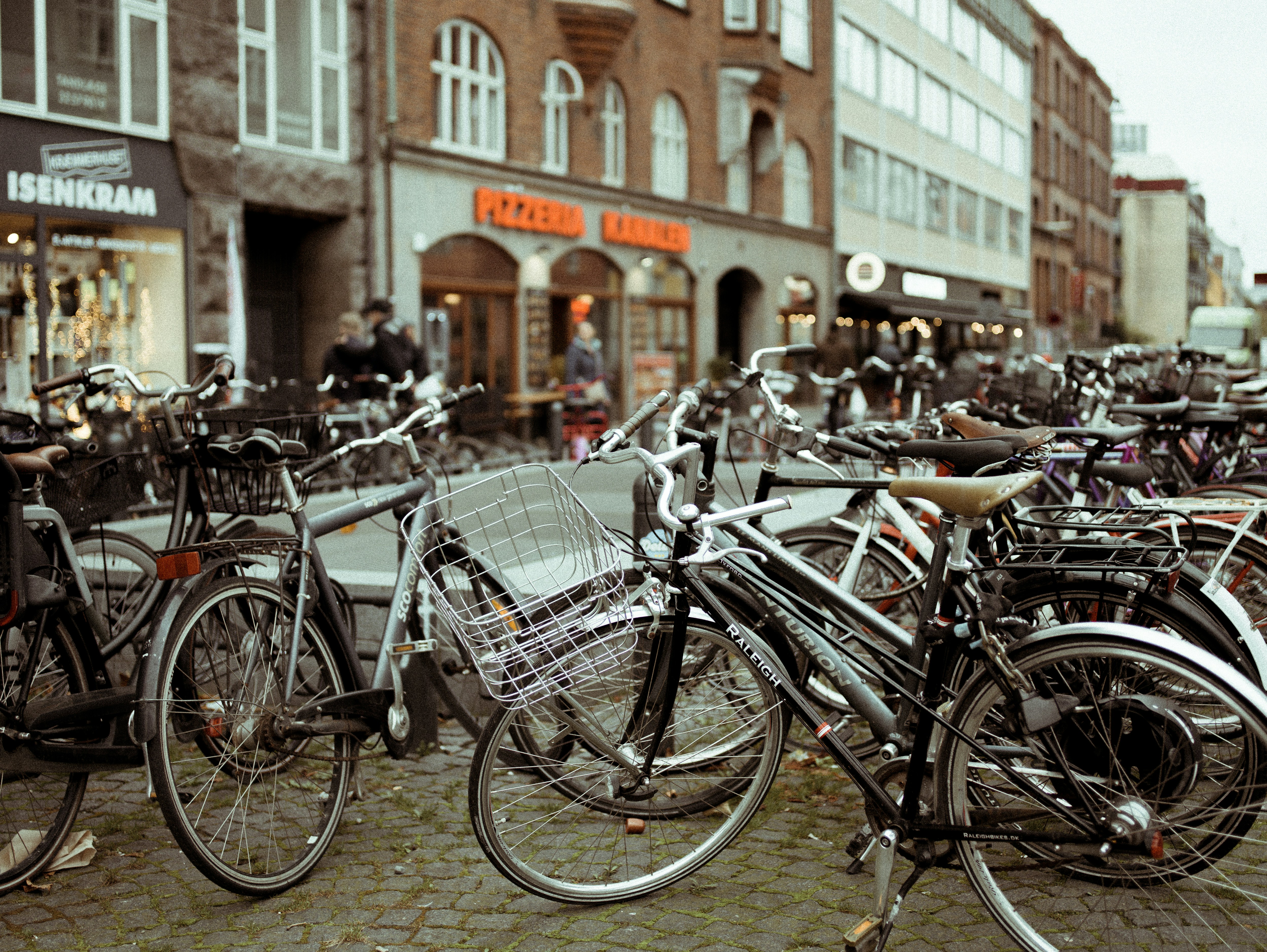 a bunch of bikes that are parked on the side of the street