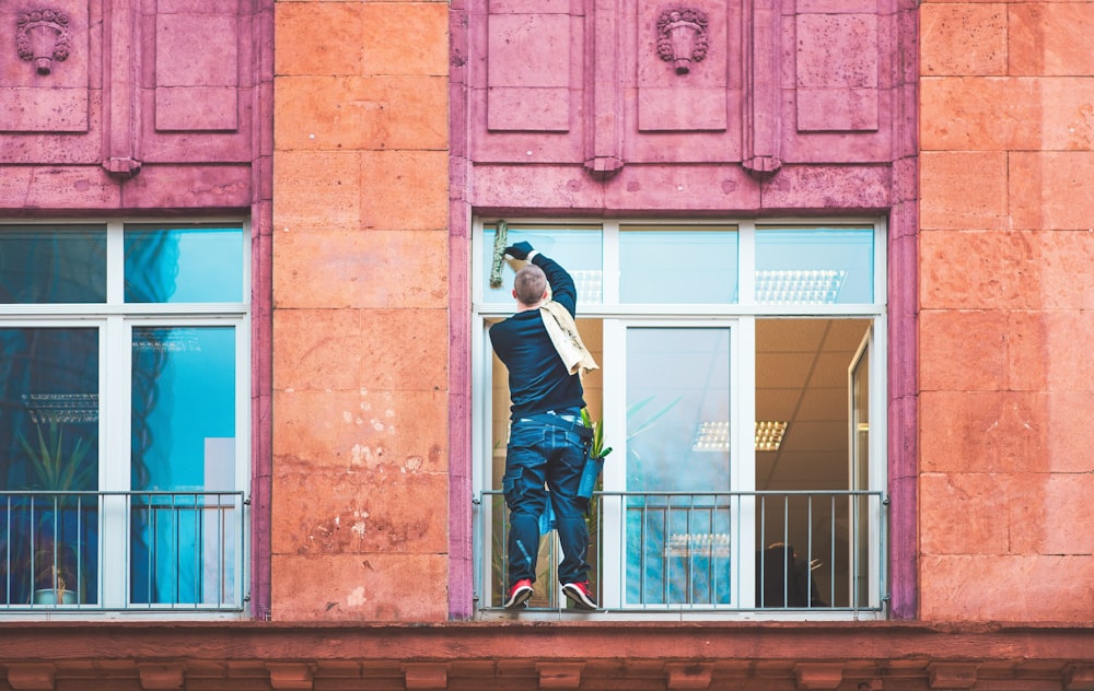 Persona que vestía camisa negra y jeans de mezclilla azules