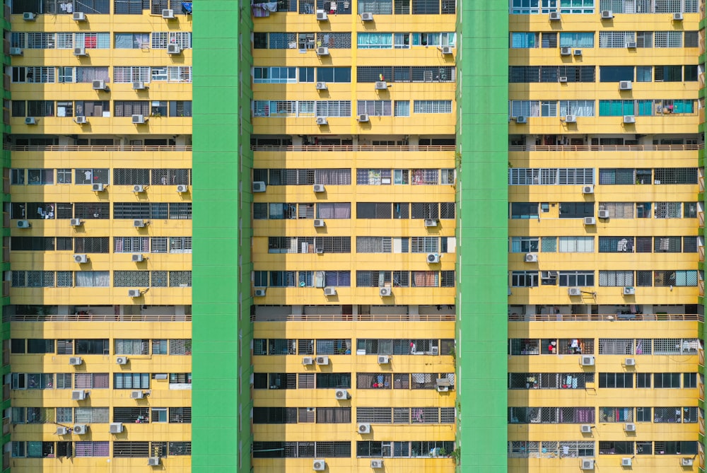 Edificio in calcestruzzo marrone e verde durante il giorno