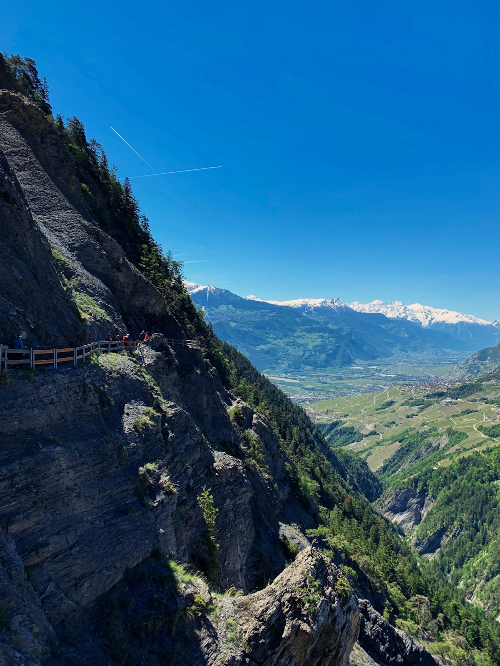 montagna marrone e verde sotto il cielo blu