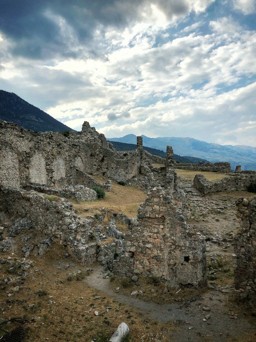 Ruines rocheuses en pierre brune