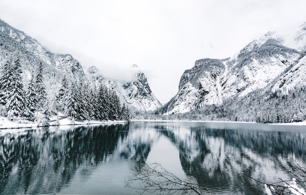 Schneebedeckte Berge und Bäume in der Nähe des Sees