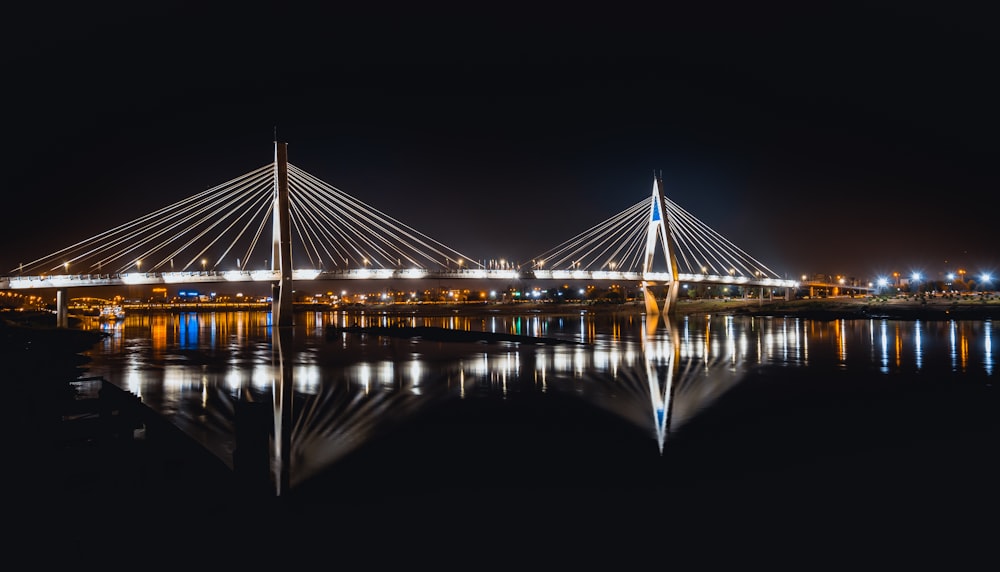 Specchio d'acqua sotto il ponte vicino alla città di notte