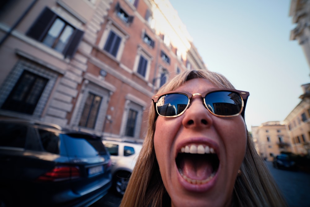 femme ouvrant la bouche