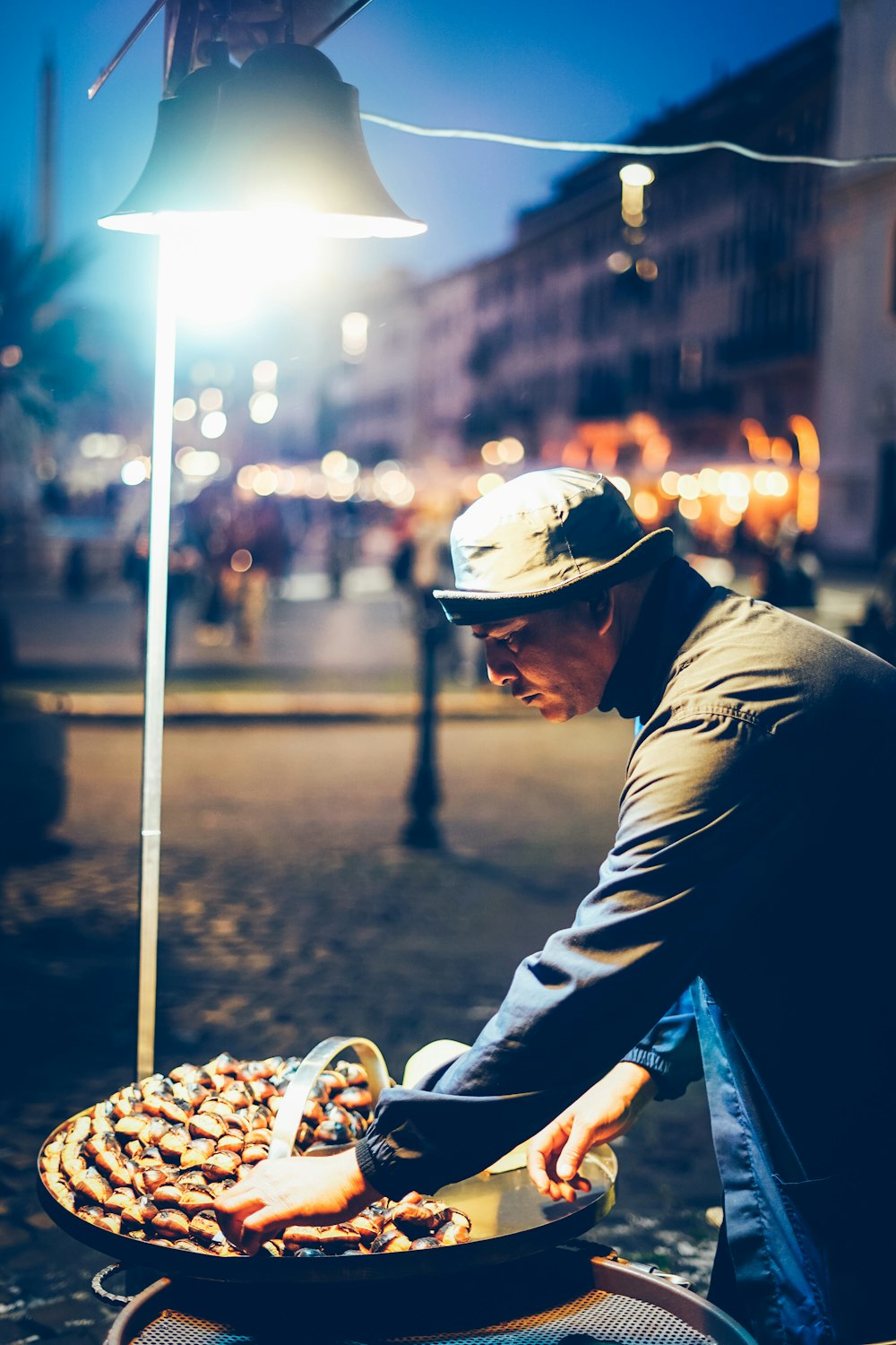 hombre sosteniendo un pálido