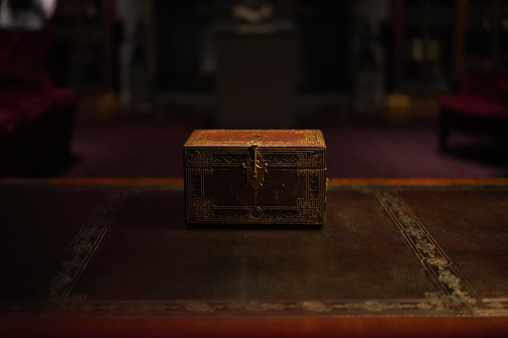 caixa de madeira marrom