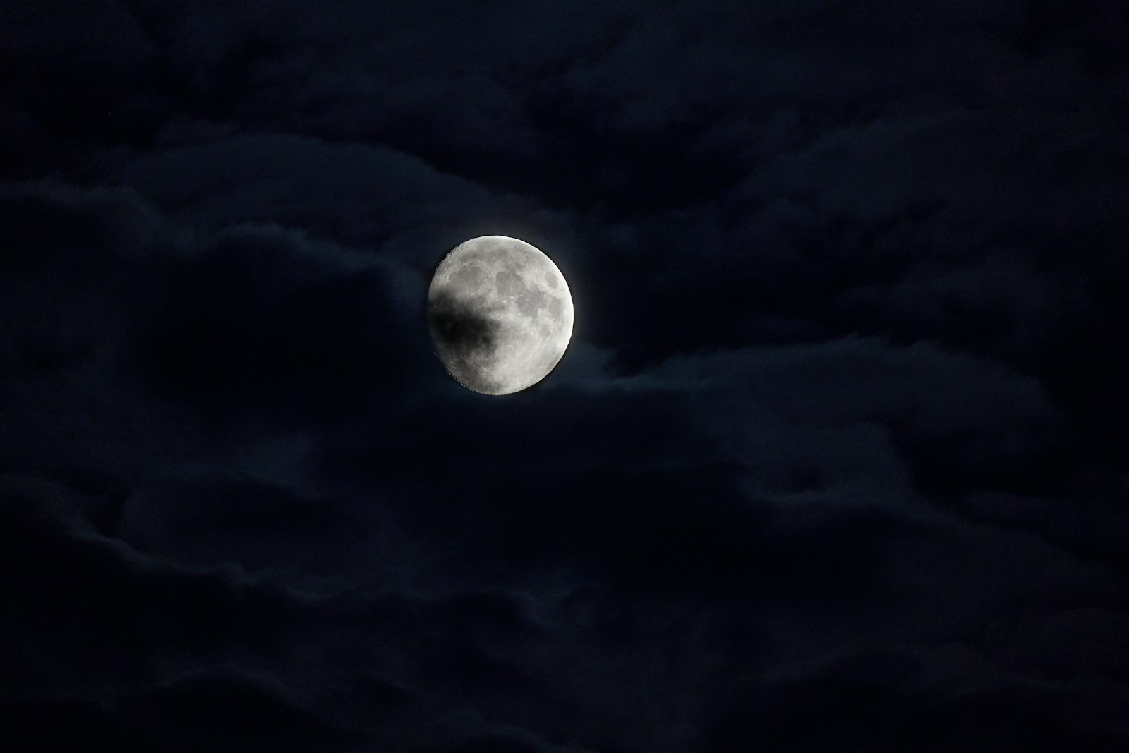 Sony FE 200-600mm F5.6-6.3 G OSS sample photo. Moon behind clouds photography