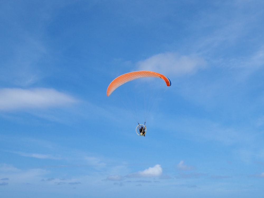 persona in aria con paracadute