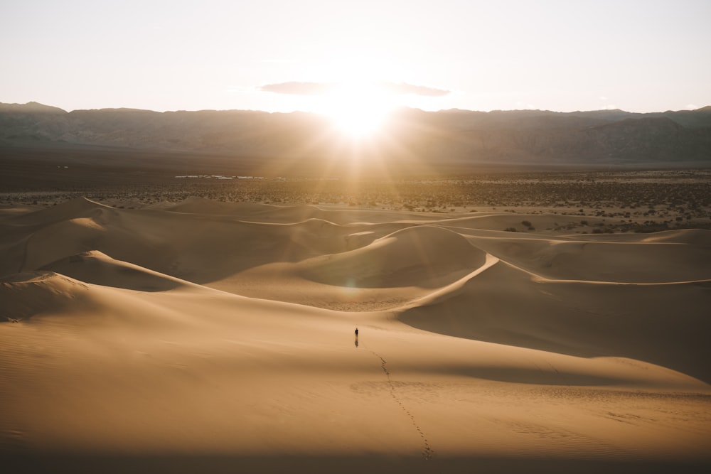 persona sul deserto durante il giorno