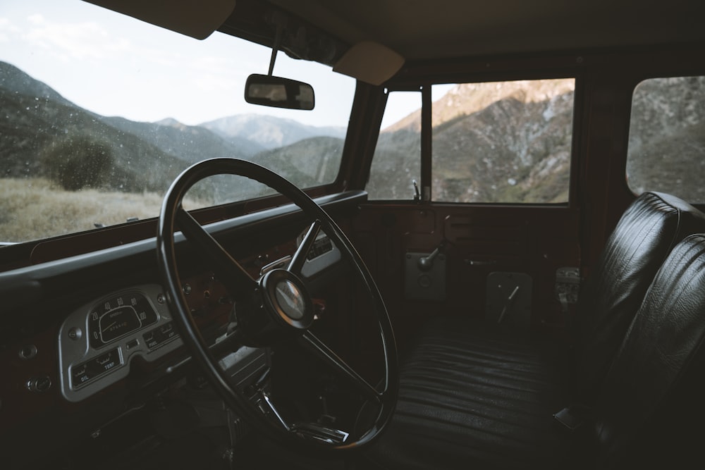 black vehicle steering wheel