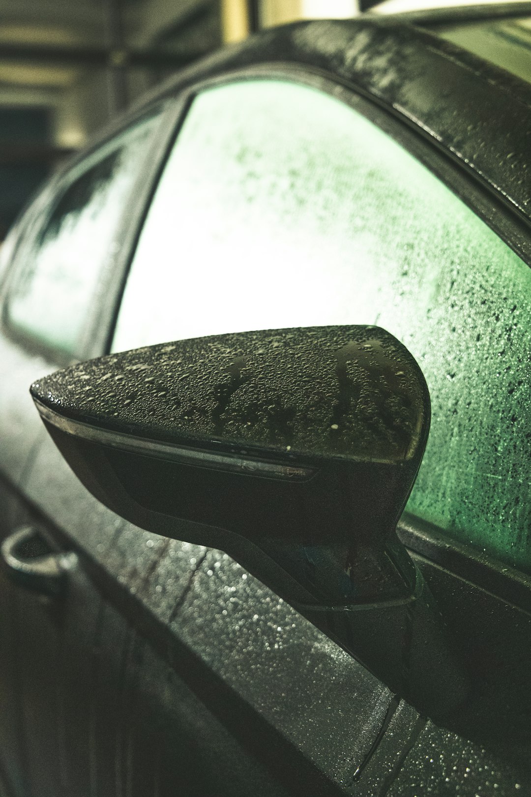 black vehicle wing mirror