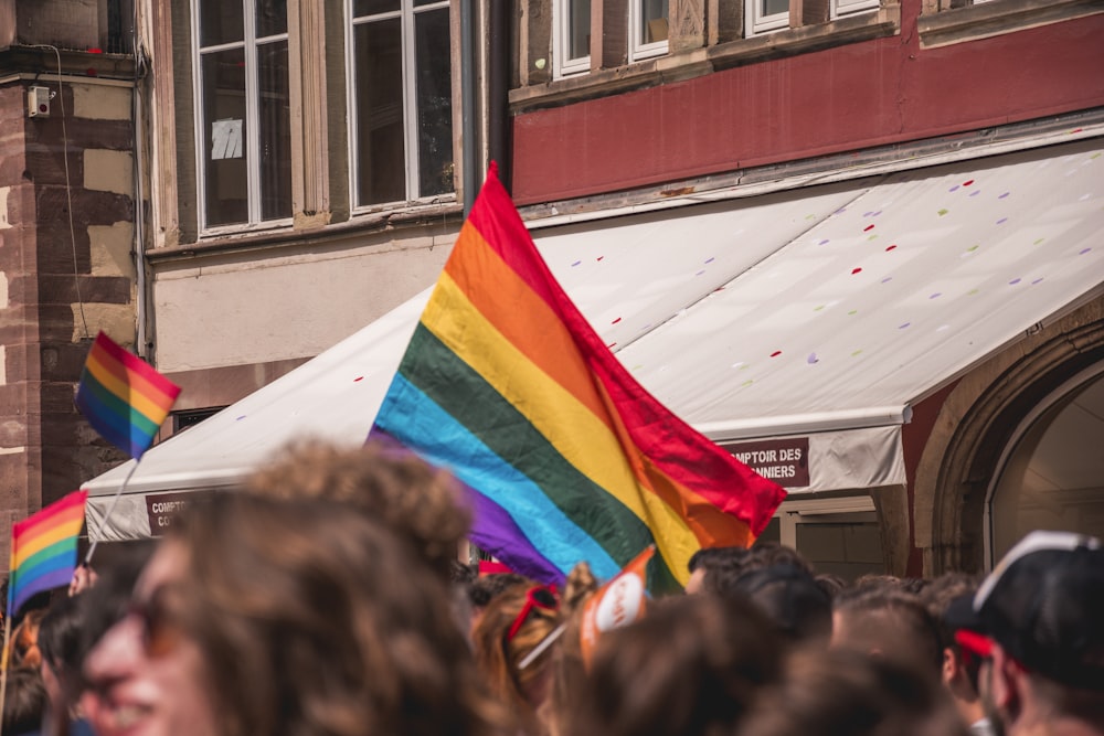 Eine Gruppe von Menschen, die eine Regenbogenflagge halten