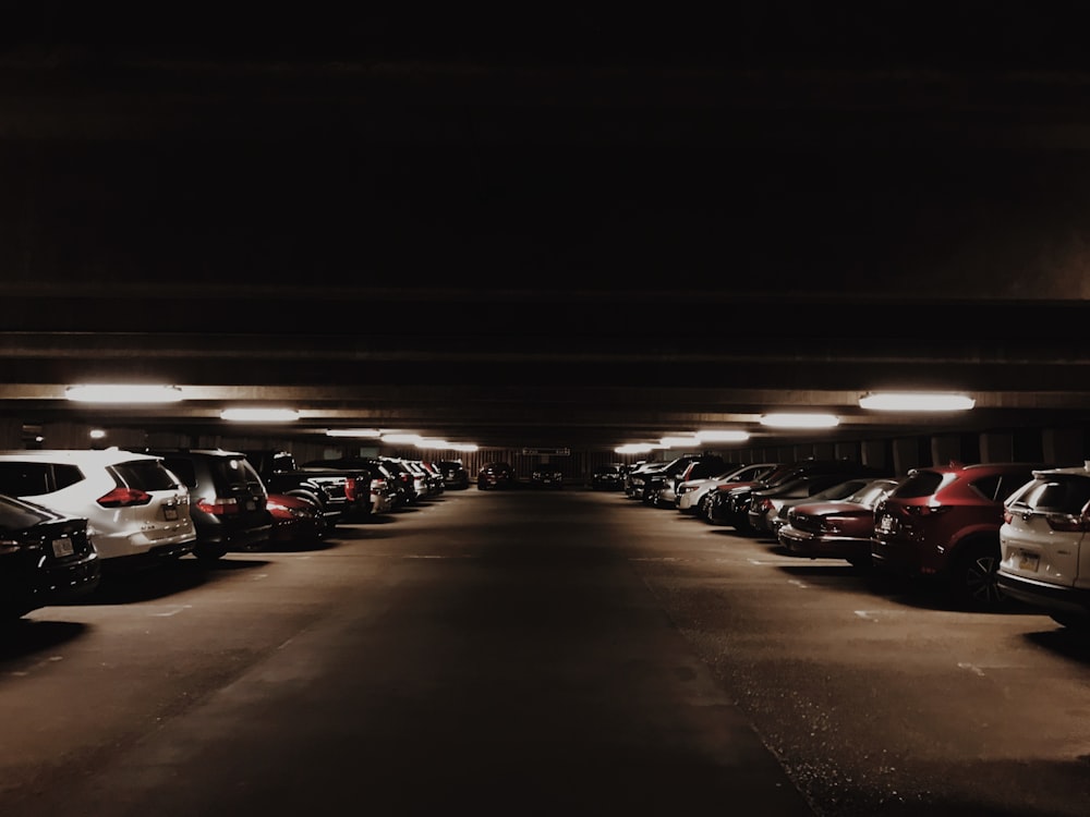 vehículos estacionados dentro del estacionamiento