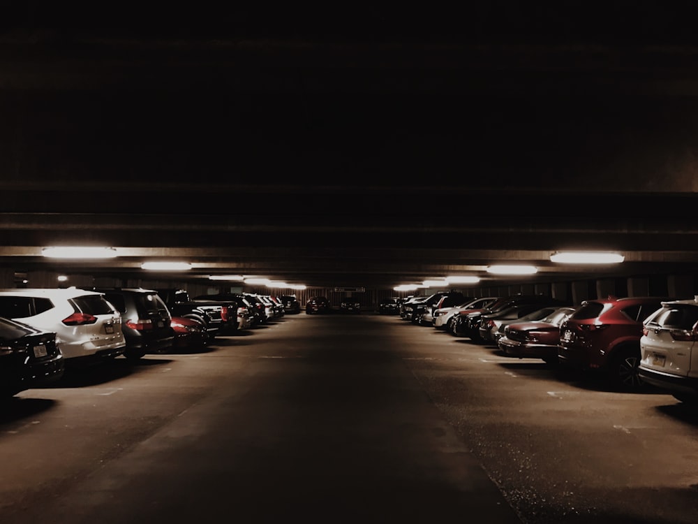 Véhicules garés à l’intérieur du parking