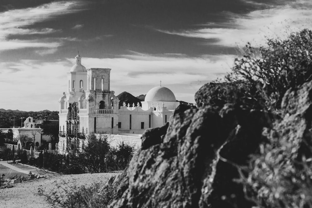 fotografia em escala de cinza do edifício de concreto