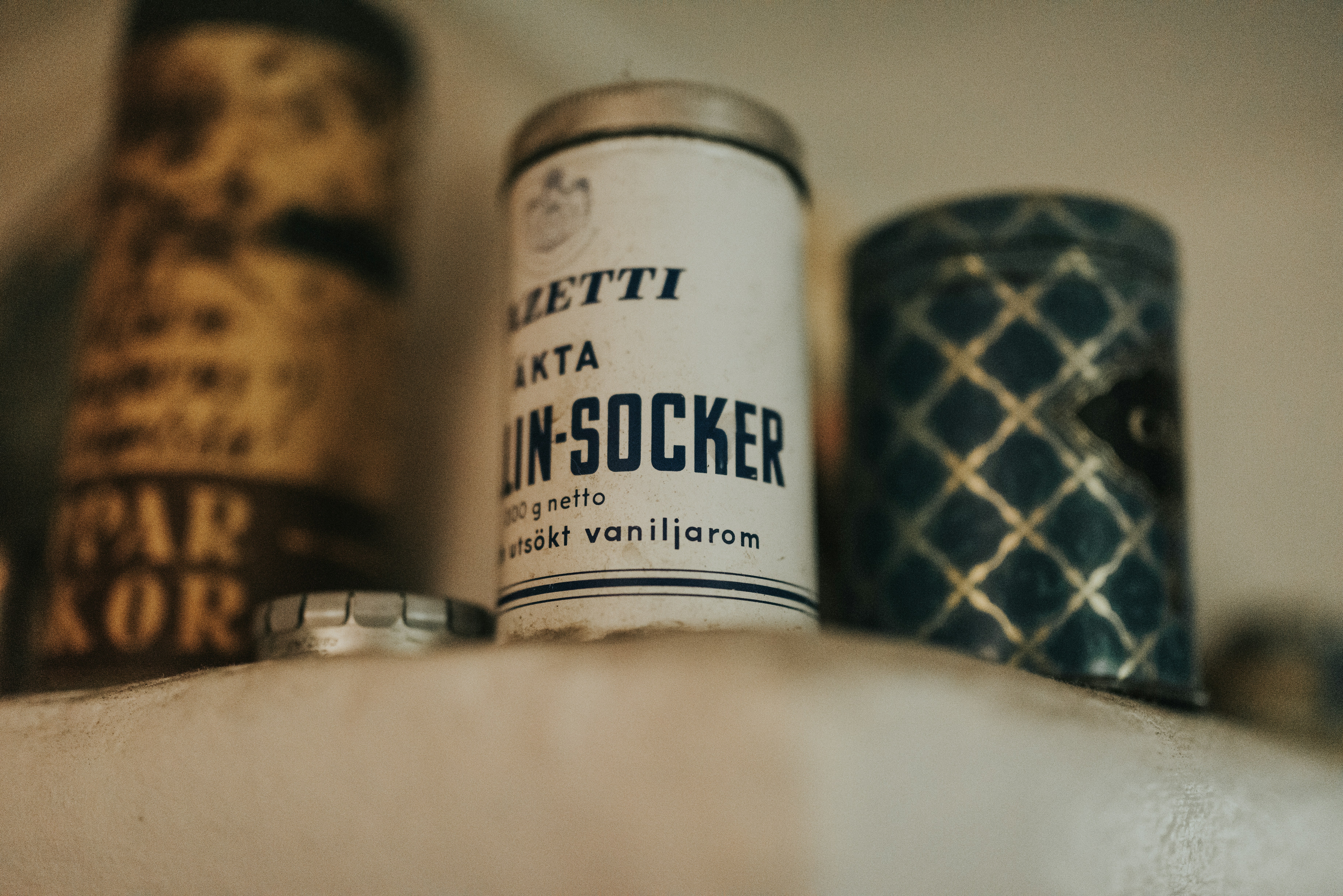 棚の上に座っている缶のカップル