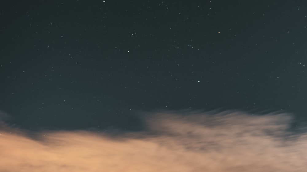 Un cielo nocturno con estrellas y nubes
