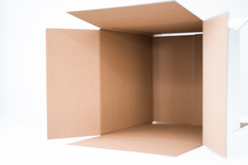 caixa de papelão marrom