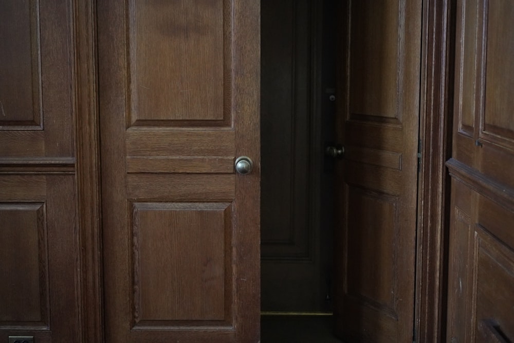 porta de madeira marrom