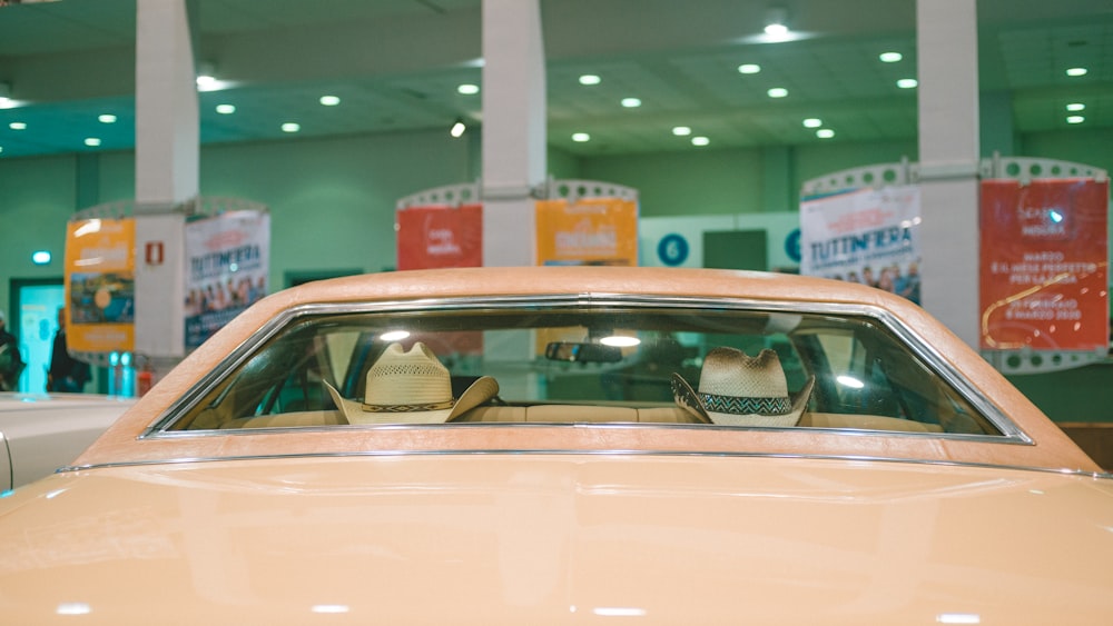 voiture garée à l’intérieur du bâtiment