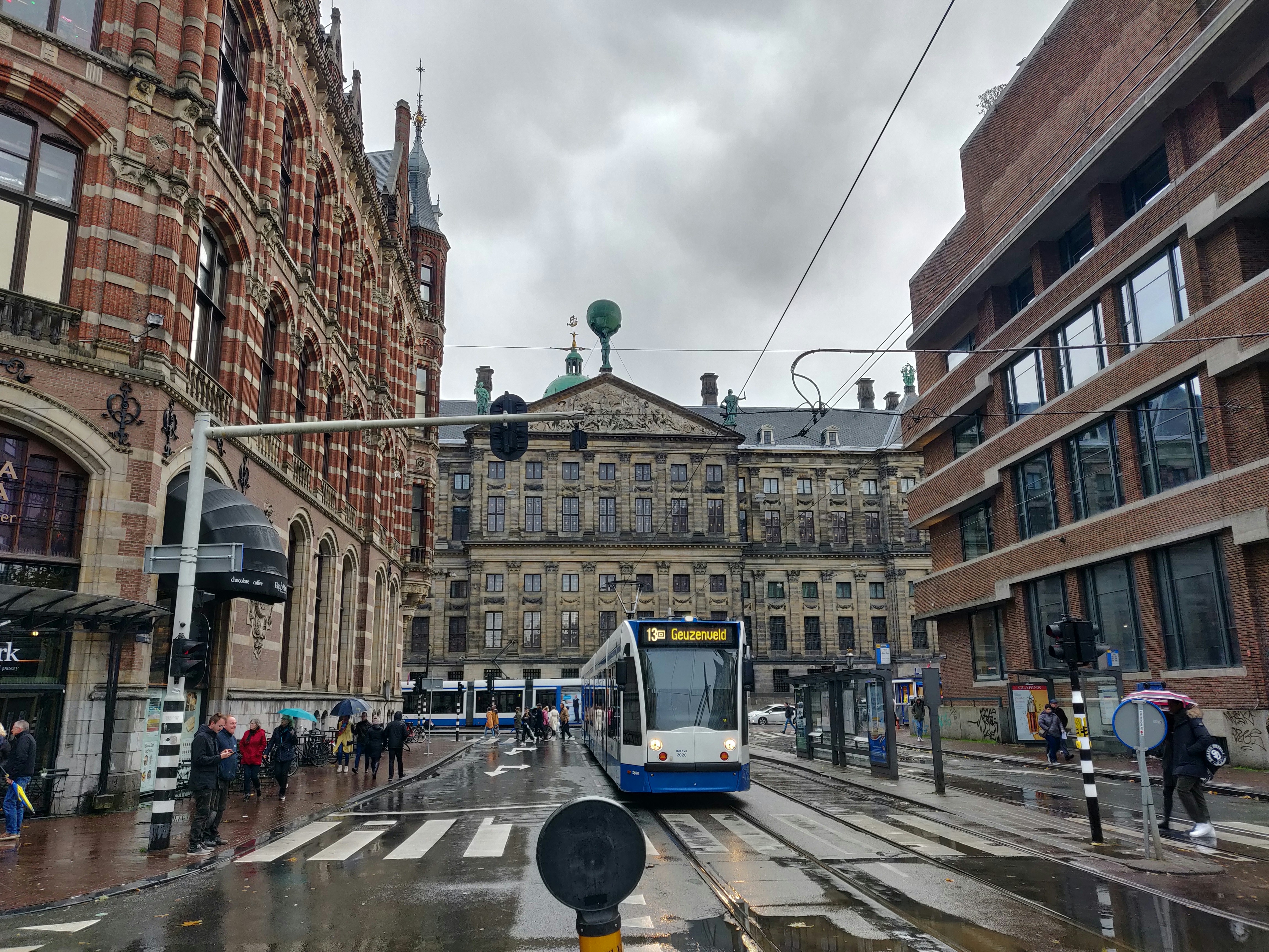 Tranvía blanco y azul que cruza la calle