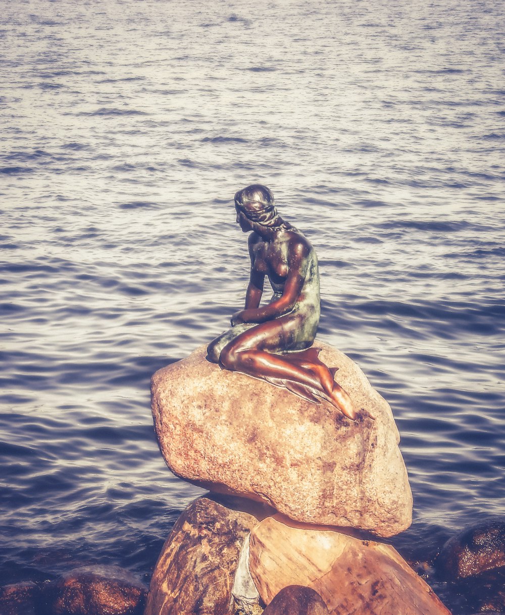 Statue de femme sur rocher
