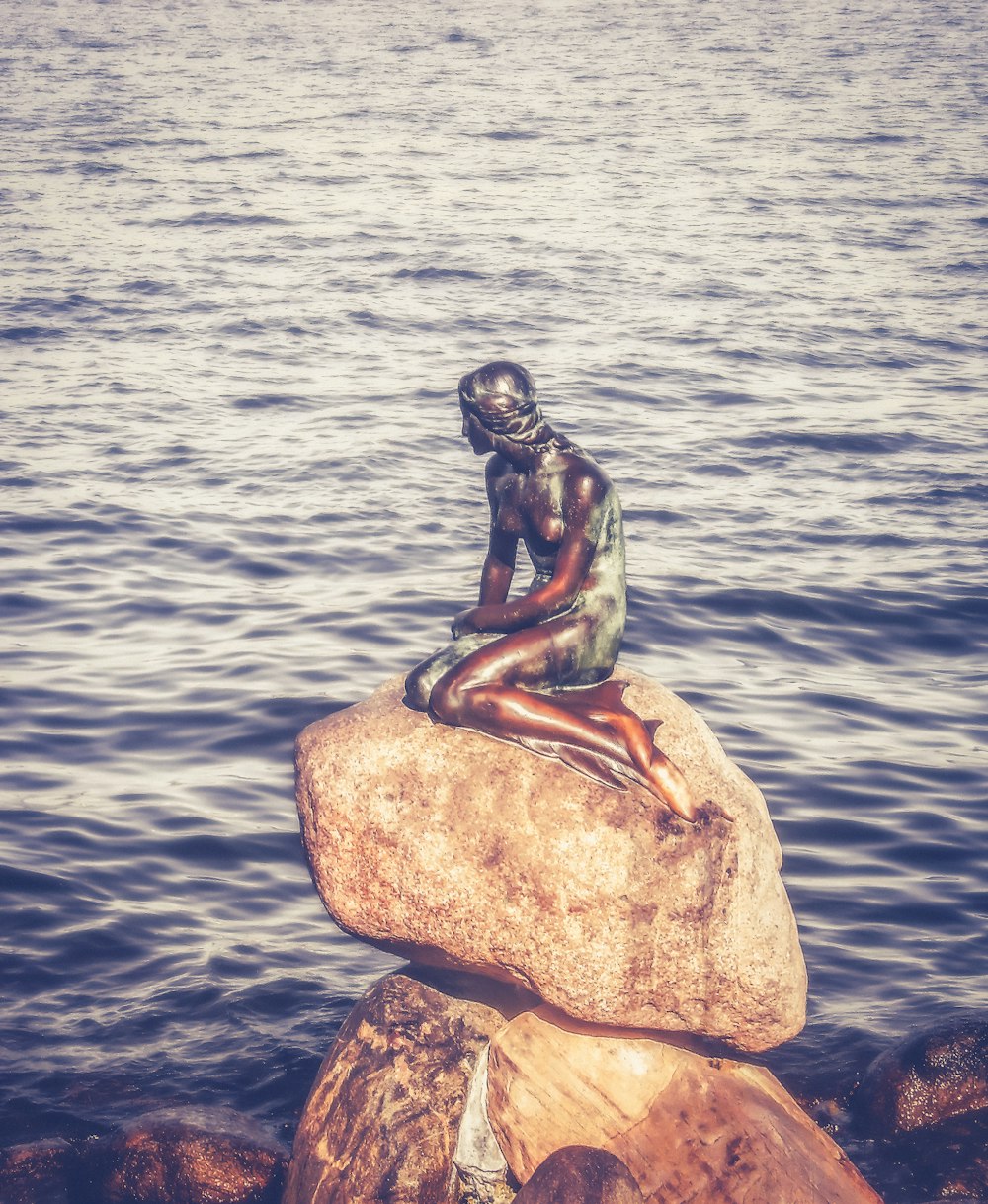 Mujer en la estatua de la roca