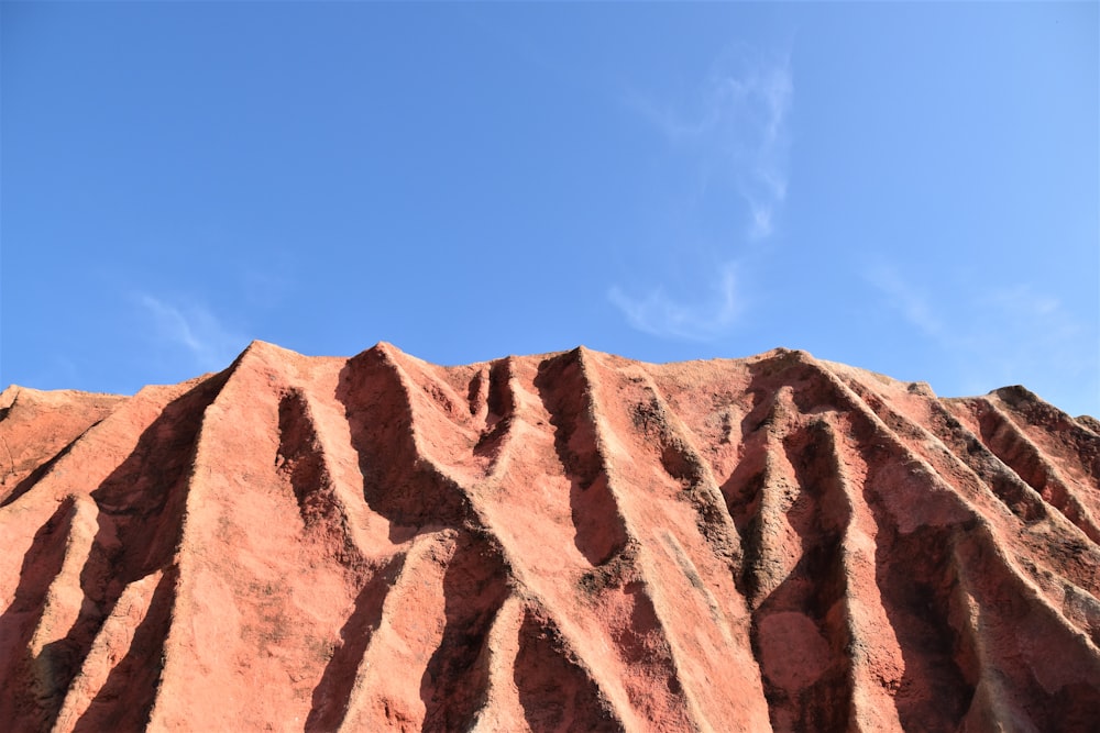 Formación de rocas marrones durante el día