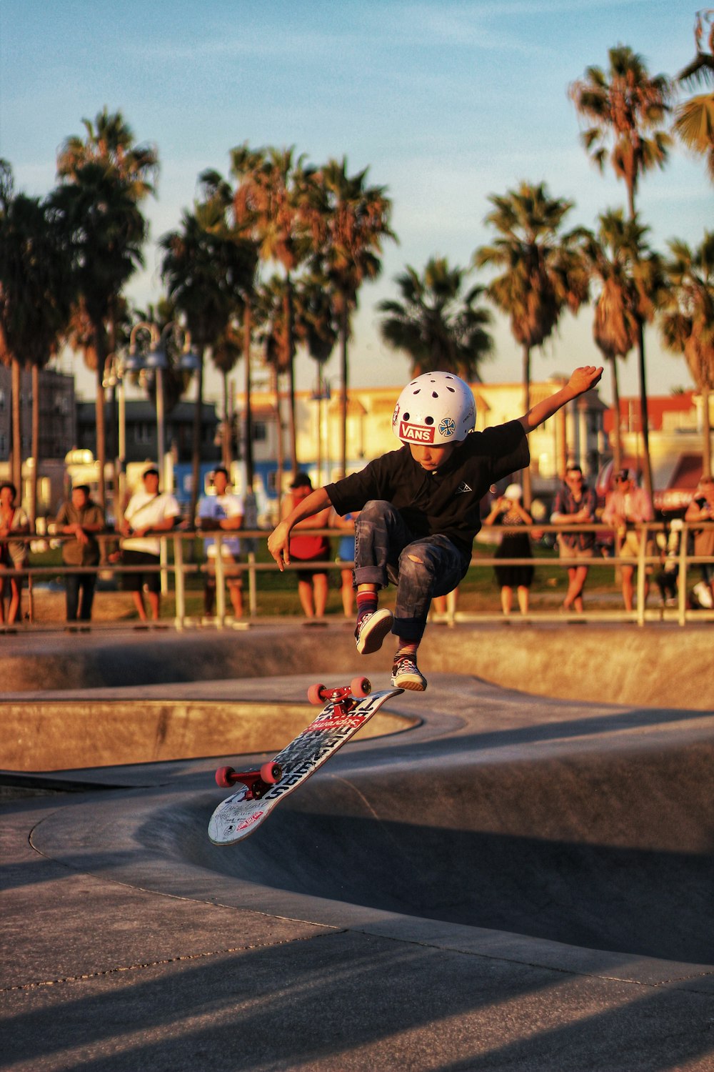 スケートボードに乗る少年