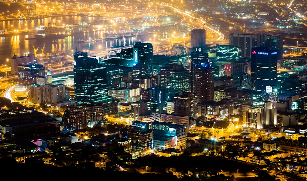 Luftaufnahmen der Skyline der Stadt bei Nacht