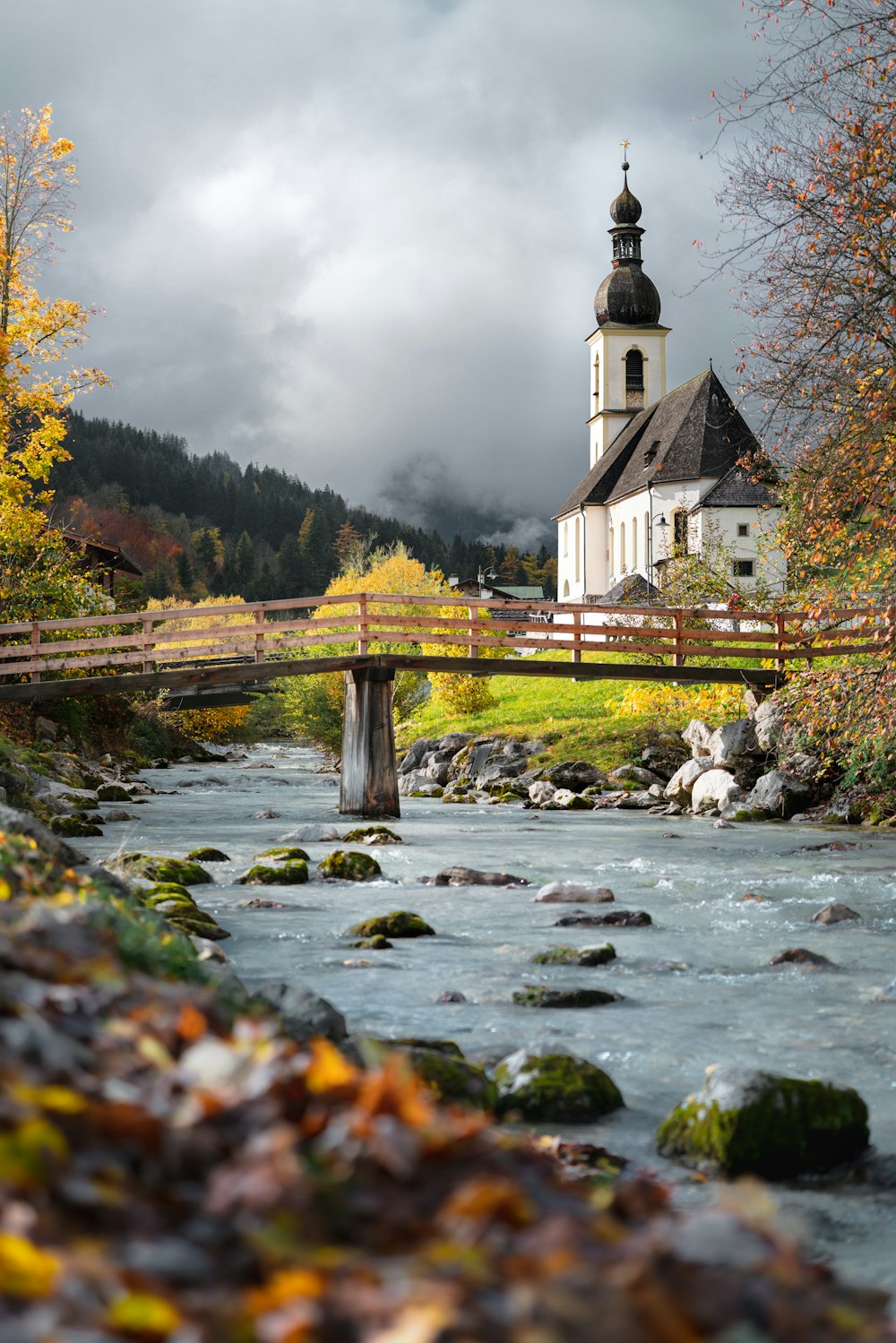 Weiße und graue Betonkonstruktion am Fluss