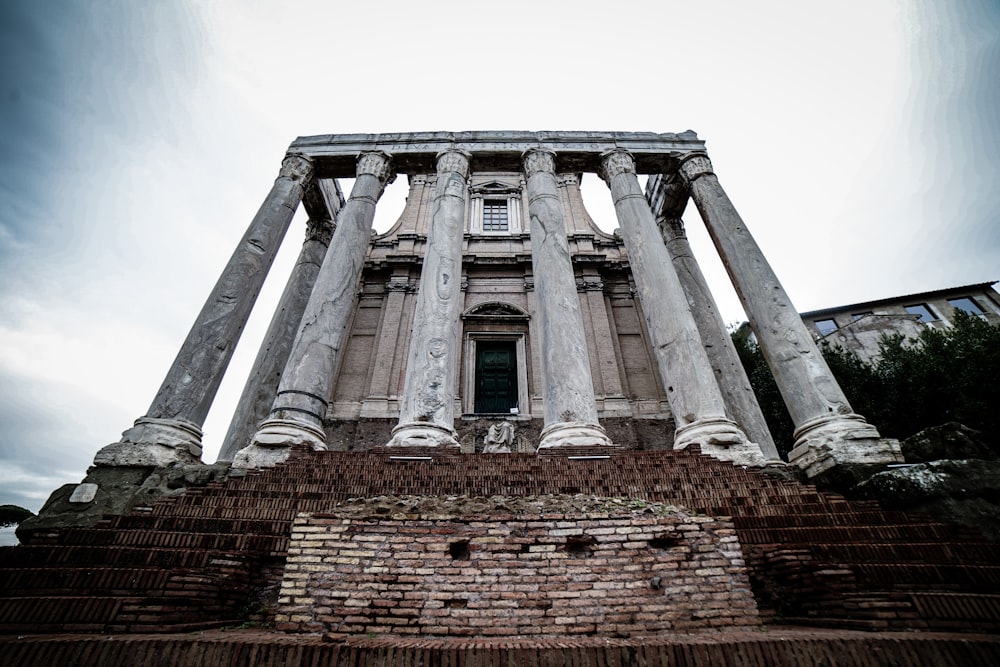 Ruinas grises y marrones durante el día