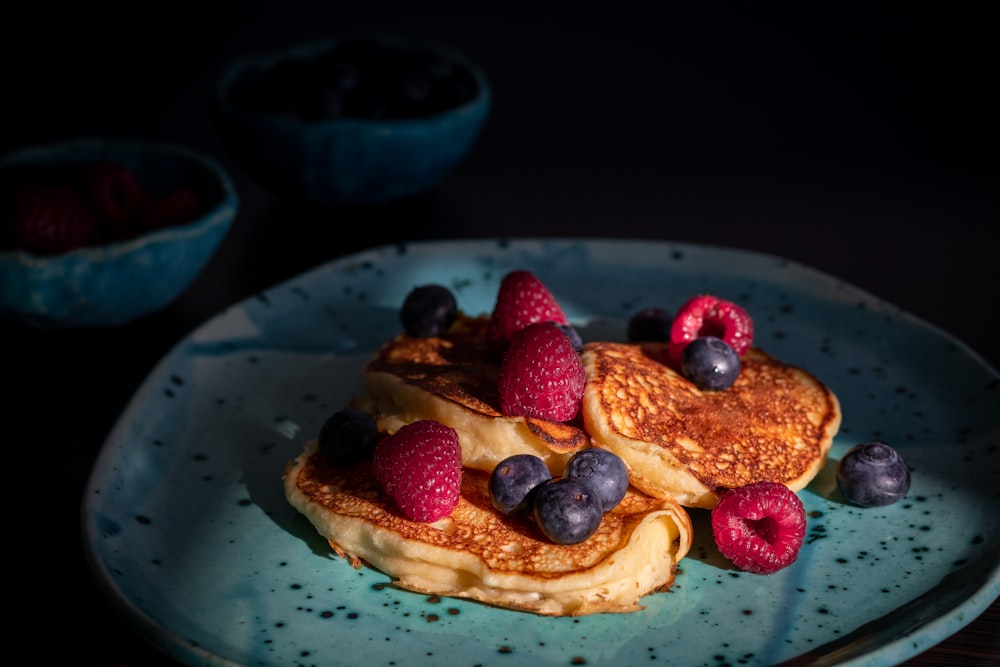 Crêpe aux fruits rouges sur assiette