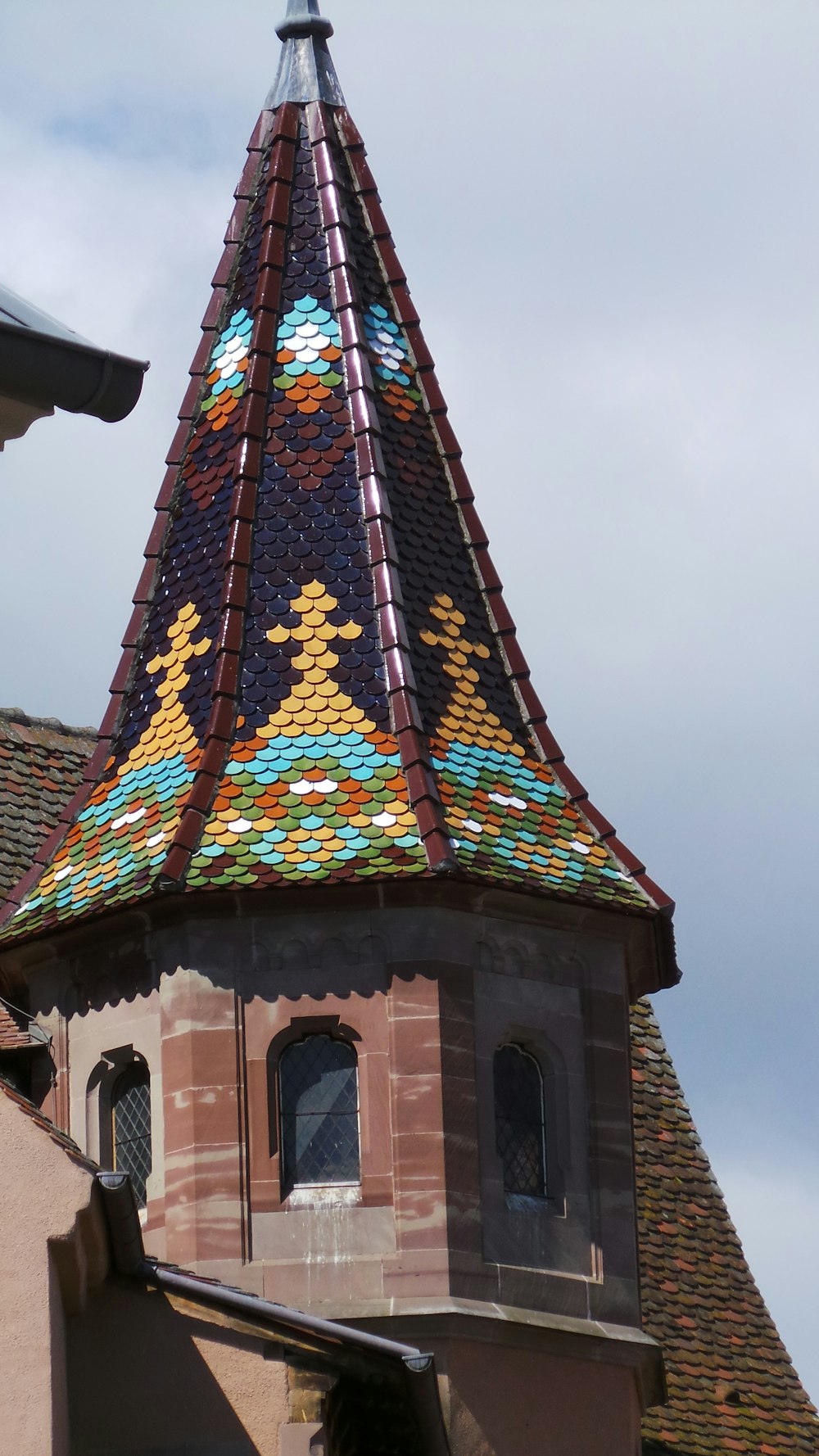 brown and multicolored concrete tower