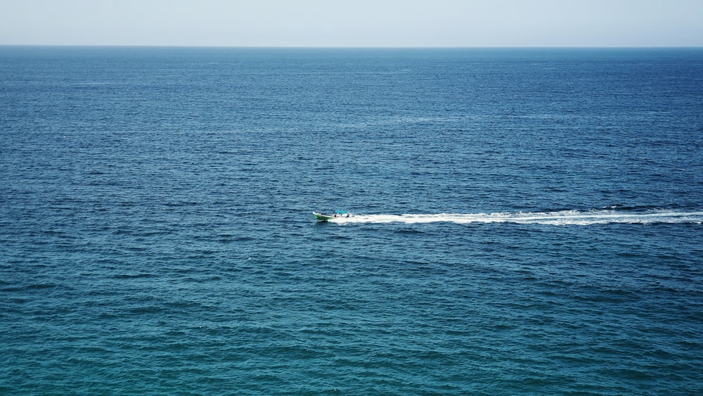 Barco en el cuerpo de agua