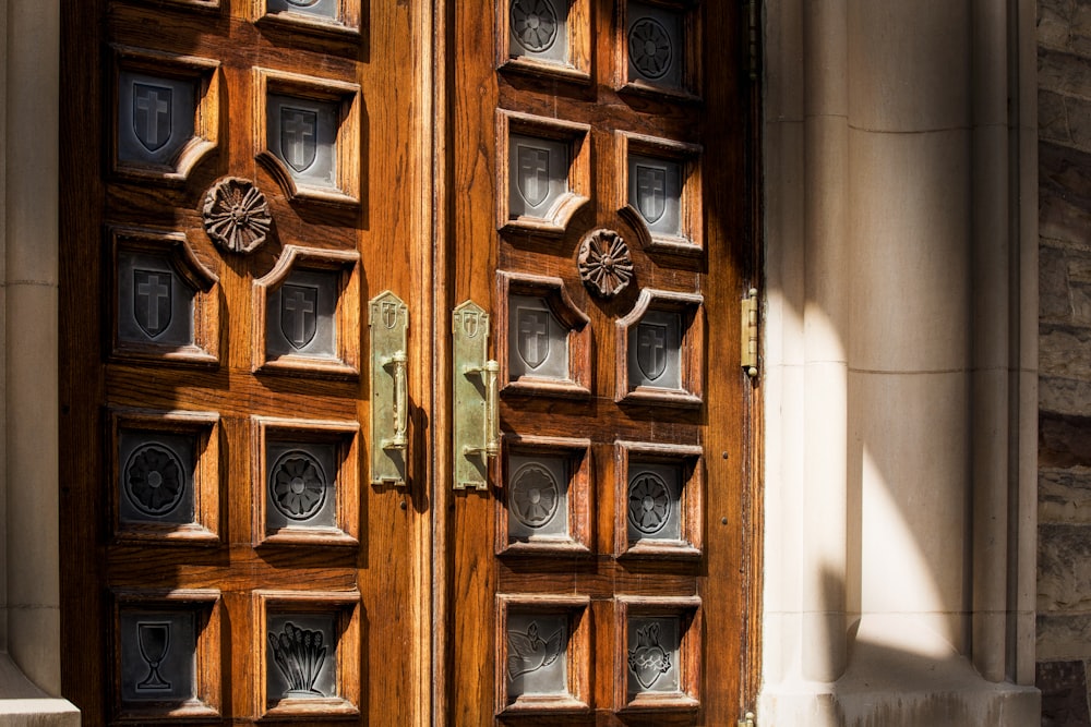 Portes fermées en bois brun