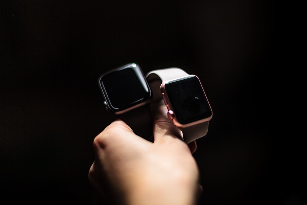 zwei Apple Watches mit schwarzgrauem und silbernem Aluminiumgehäuse