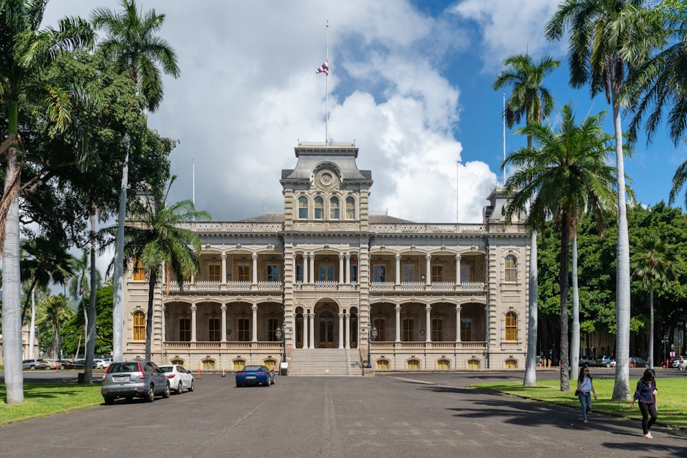 edifício de concreto branco durante o dia