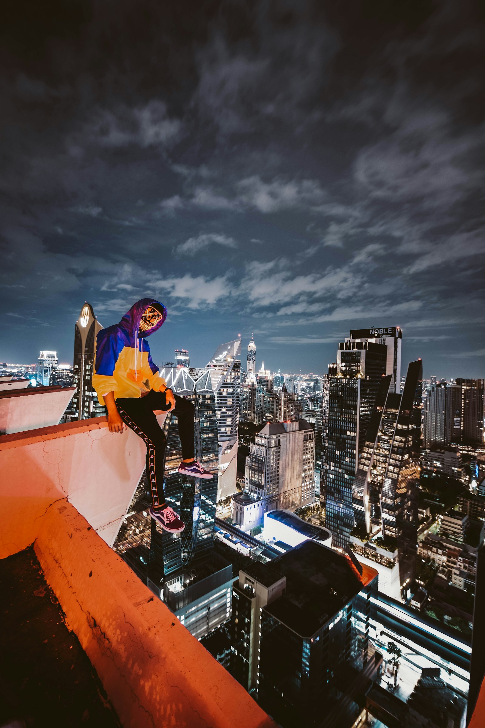 Nikon AF-S DX Nikkor 10-24mm F3-5-4.5G ED sample photo. Woman sitting on cliff photography