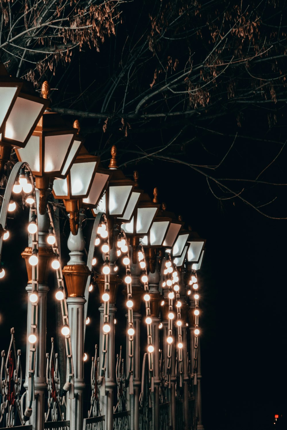 postes de luz ligados à noite