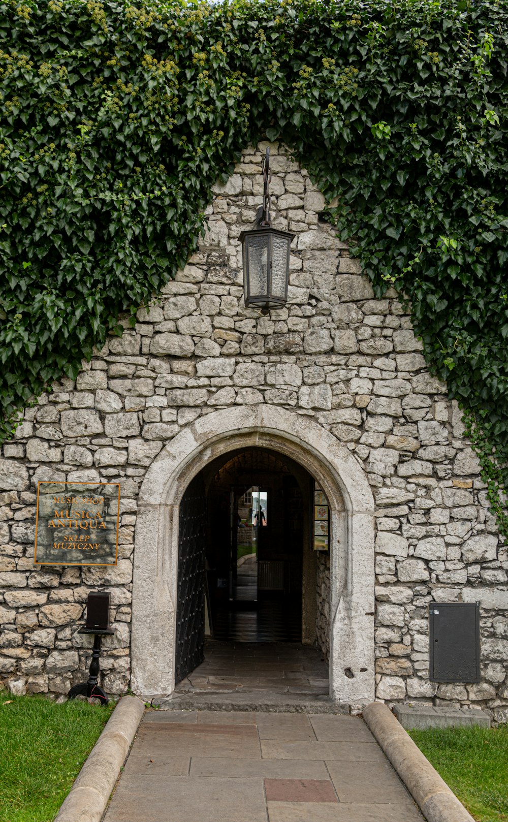 Gebäude aus braunem Beton