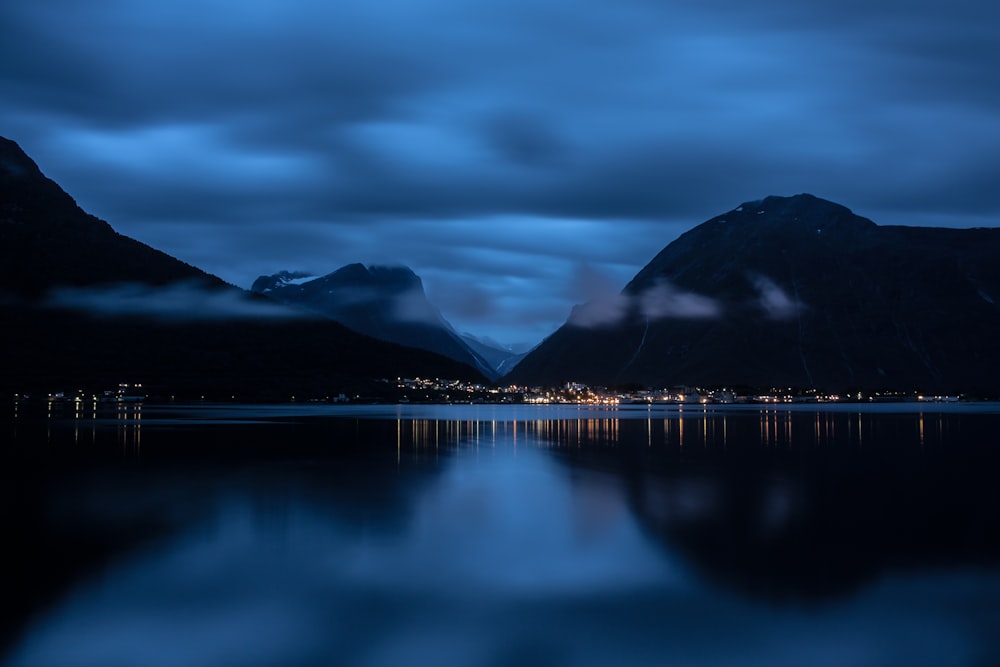 Silhouette di collina vicino al lago calmo