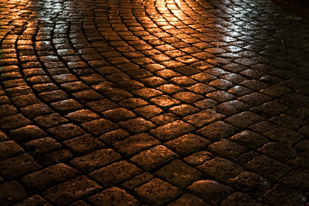 foto ravvicinata del pavimento in pietra bagnata