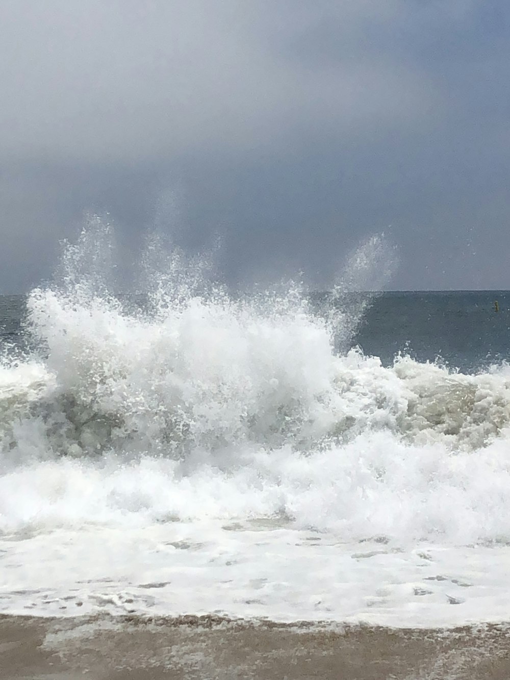 sea wave splashing on shore during daytime