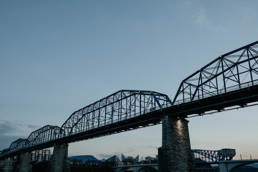 foto ad angolo basso del ponte