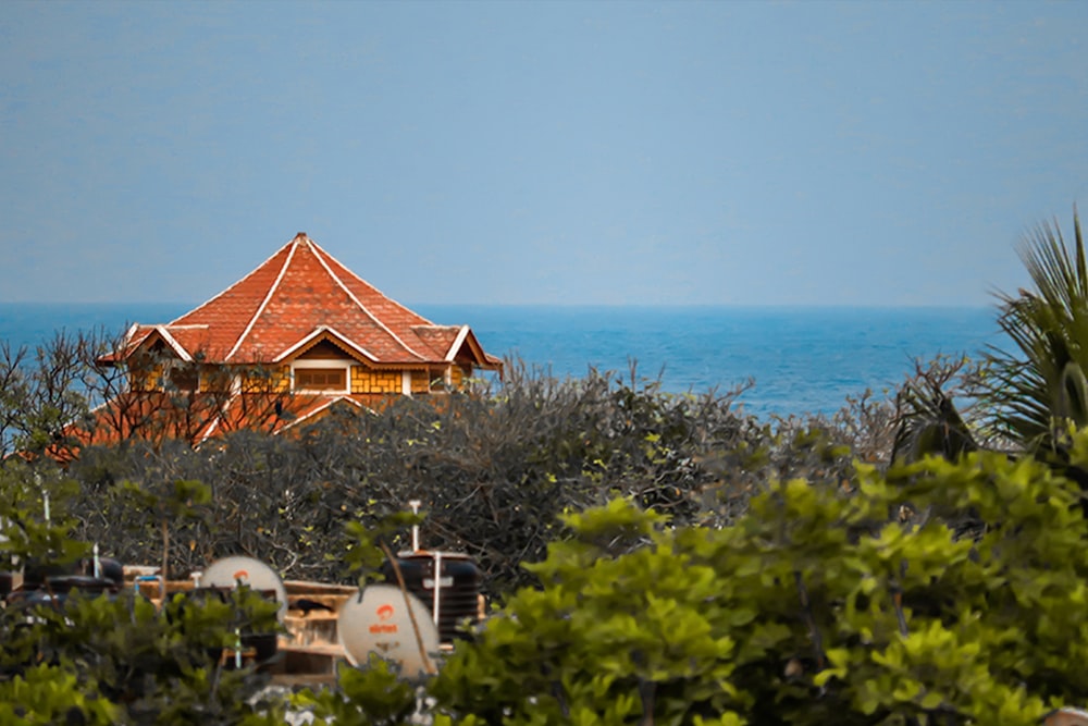 brown wooden house during daytim e