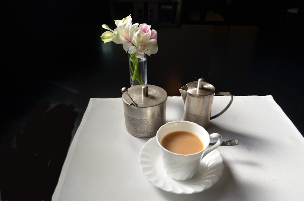 Teetasse aus weißer Keramik auf Untertasse