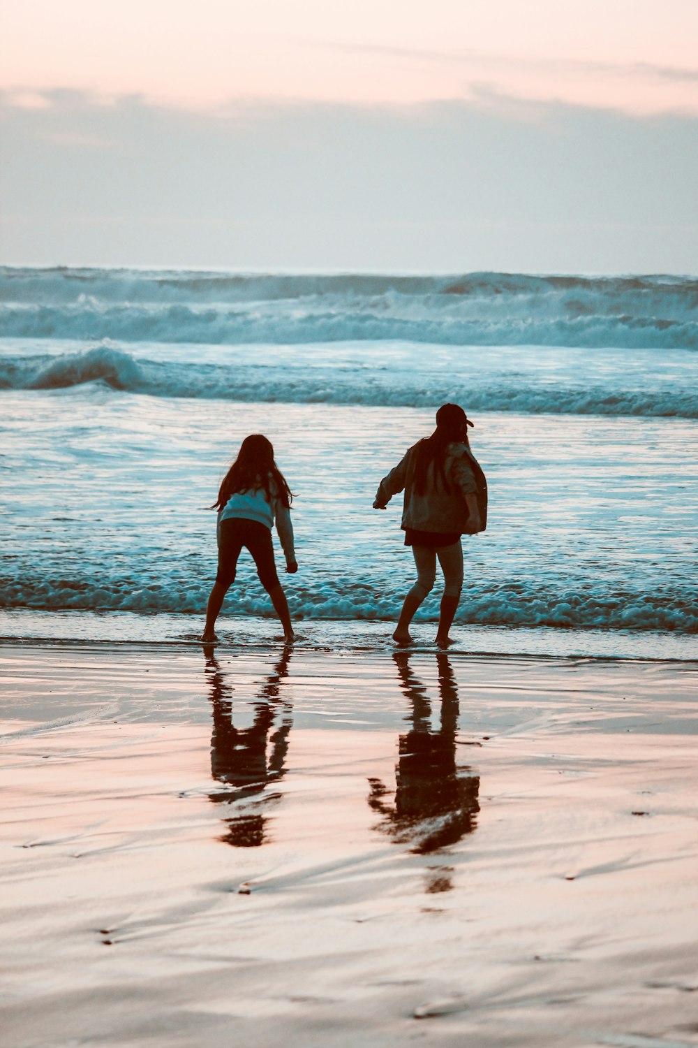 해변에서 놀고 있는 두 여자